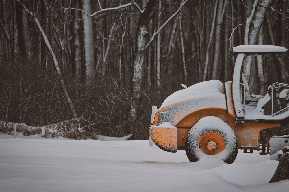 Räumfahrzeug im Schnee beim Winterdienst